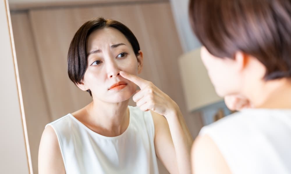 毛穴の汚れが気になる女性